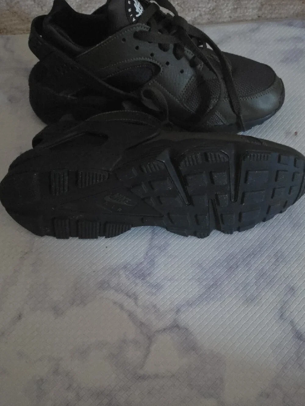 Nike Men’s Olive Green and Black Huarache Sneakers